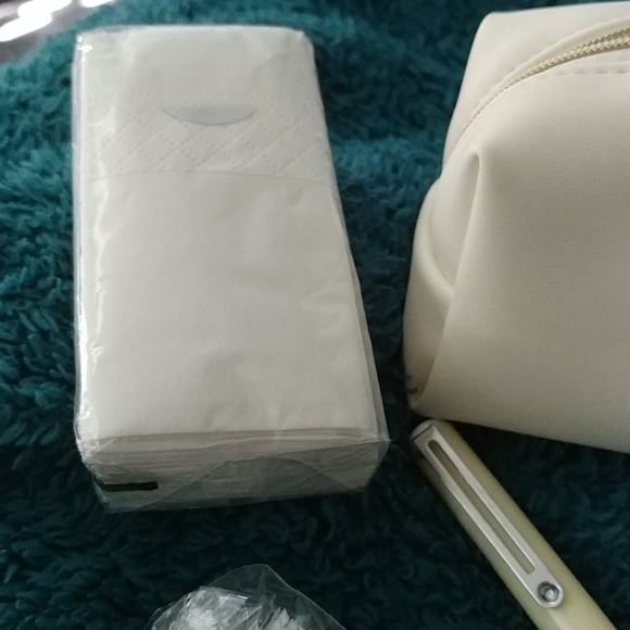 🆕 ✨ travel Out of Office beauty set - Picture 2 of 6